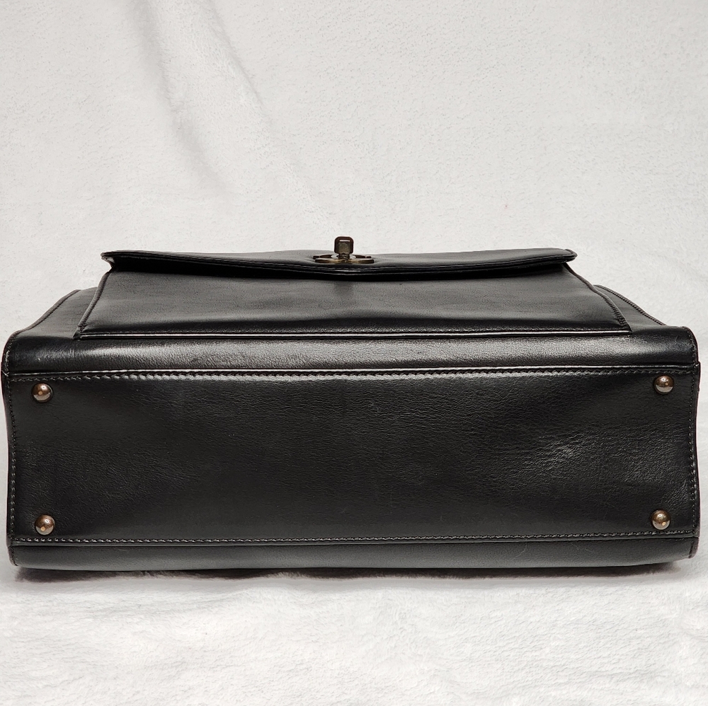 Authentic Chanel hand bag - Picture 4 of 16